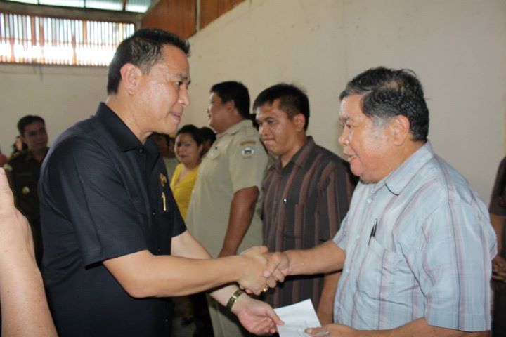 Perangkat Kelurahan Tomohon Terima Insentif